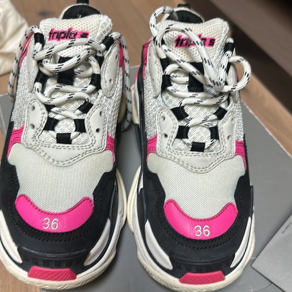 Balenciaga triple S low top chunky sneakers in exce condition worn once - Picture 6 of 14